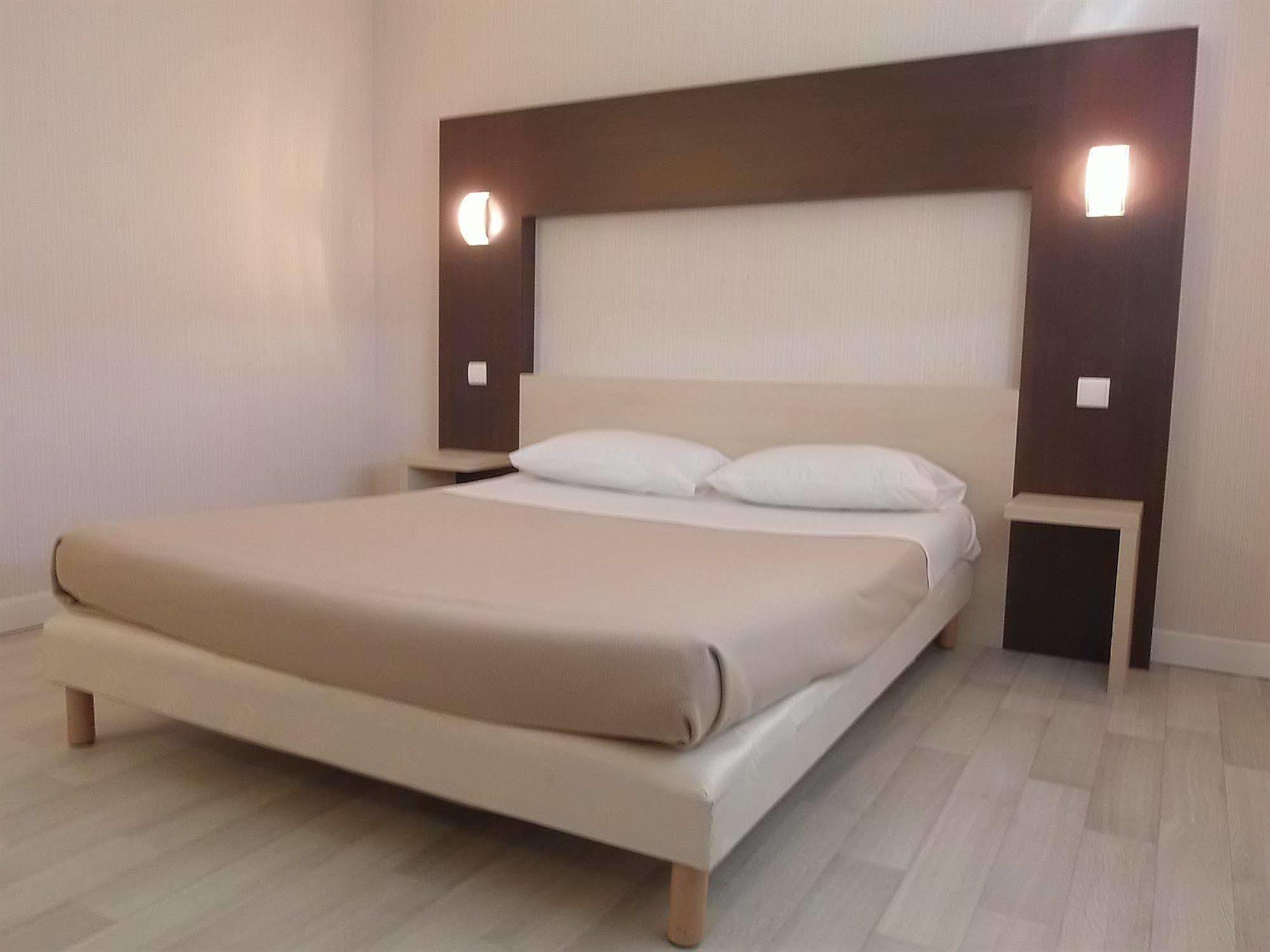 Hotel Azur Saint Junien Cit'Hotel Esterno foto
